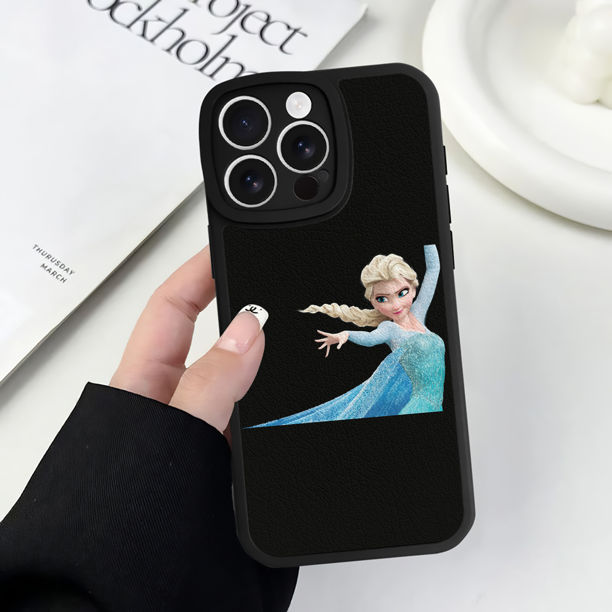 （画像用） アナと雪の女王 アンナ エルサ Frozen Anna Elsa 【iPhone 16シリーズ対応】シリコンスマホケース（レザー調） 材質：シリコン